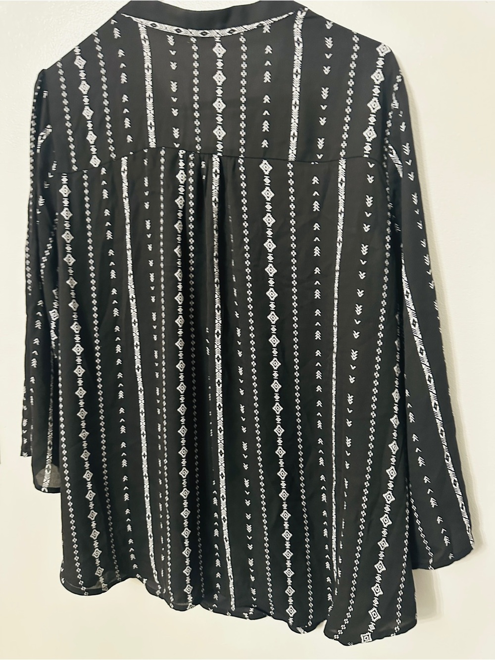 Zenobia 3XL Plus Size Boho Geometric Blouse Black White Roll Tab Sleeve V Neck - Picture 6 of 12